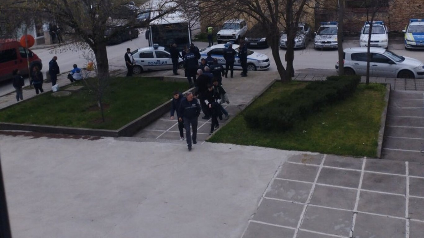 Автобусен инцидент превърна паркинга на районното в Горна Оряховица в сцена на сблъсък