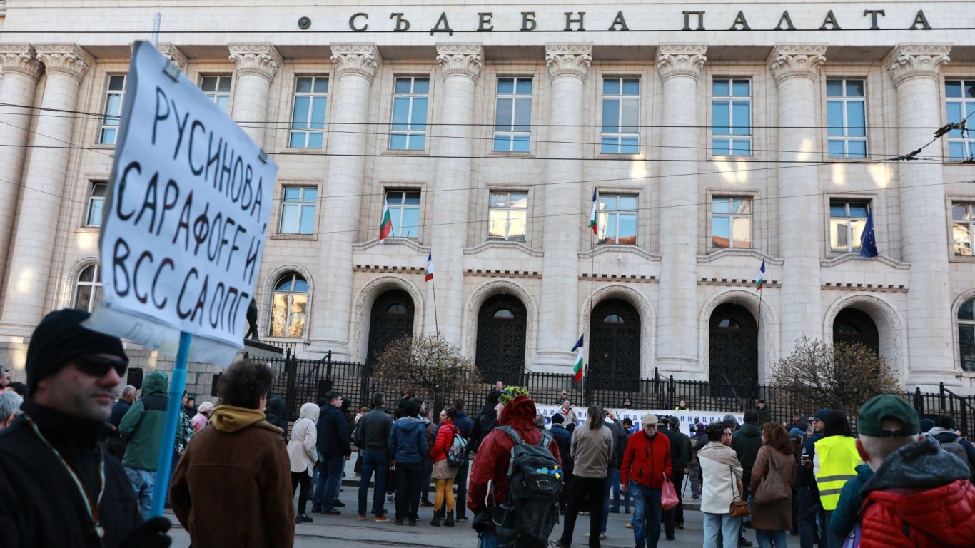 Нов вълна на недоволство пред Съдебната палата: Протестът се разраства срещу прокурорската власт