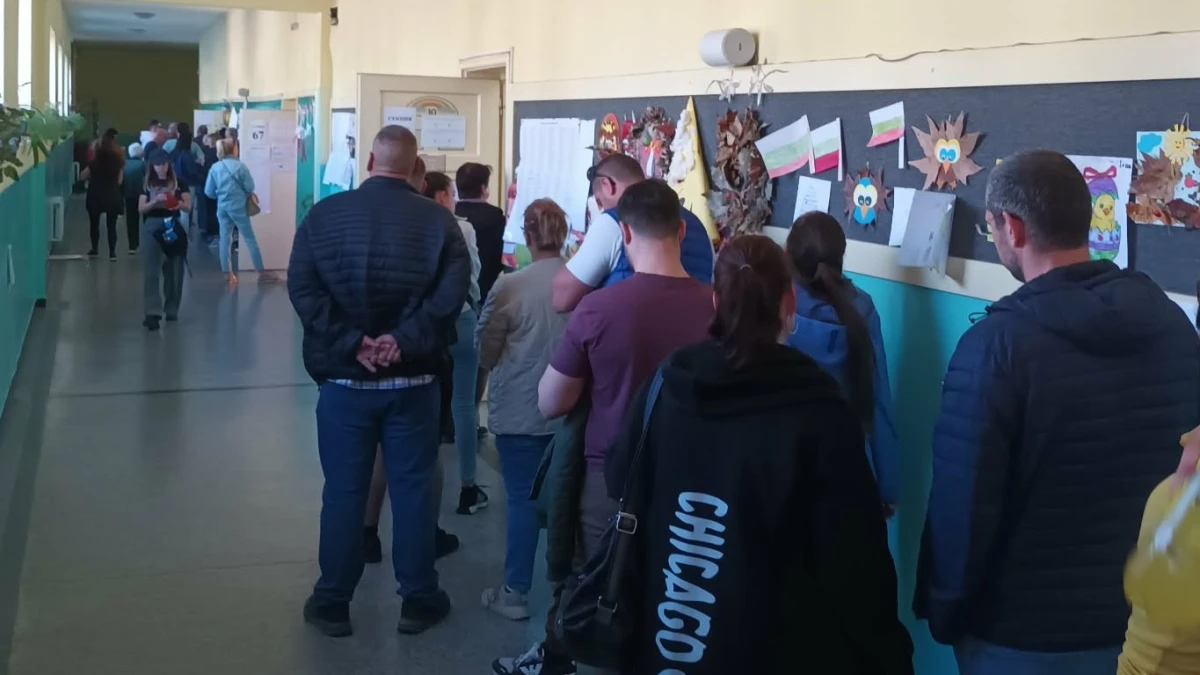 Пловдив под пара: Дълги опашки пред урните в изборния ден