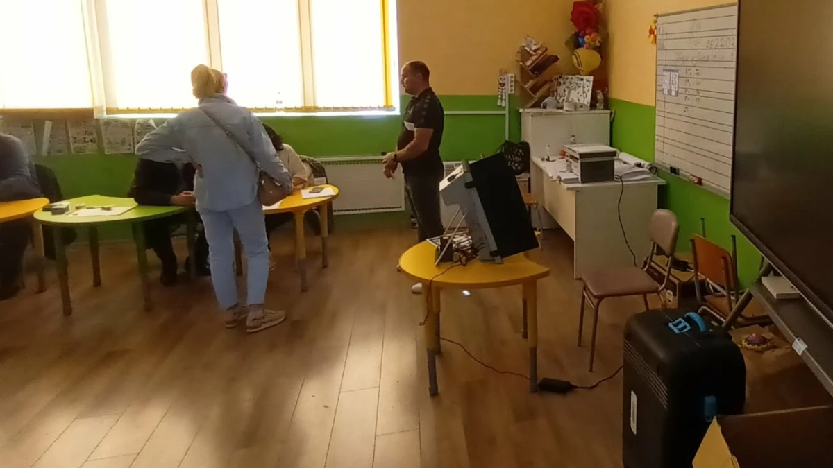 Драматичен обрат в изборния ден в Пловдив: Председател на СИК колабира, вотът временно спря
