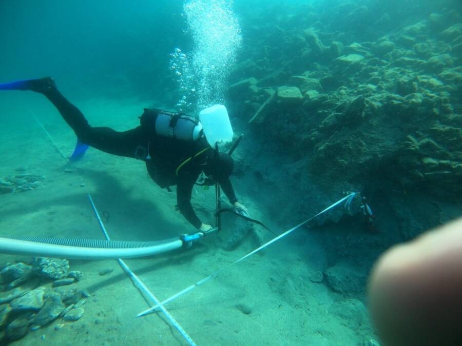 Водолаз изследва подводни останки от Асини, Гърция