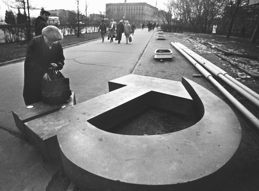 Символът на СССР под краката
