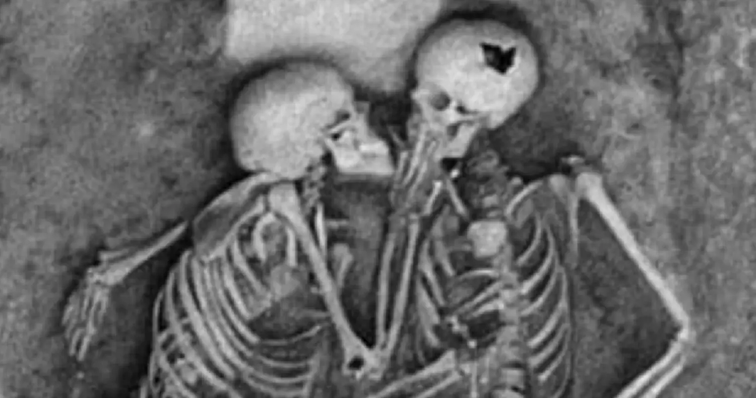 Мистерията на Любовниците от Хасанлу: Древна трагедия или историческа заблуда?