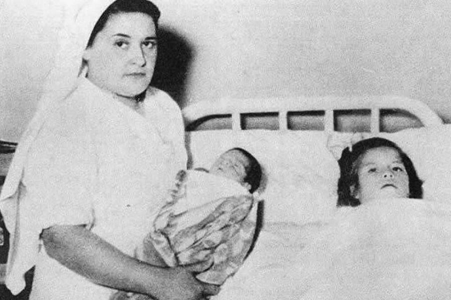 Лина Медина с медицинска сестра