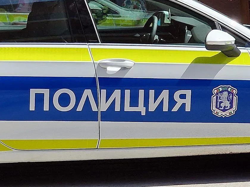 Дръзко бягство край Белица: Шофьор прегази полицай и се укри