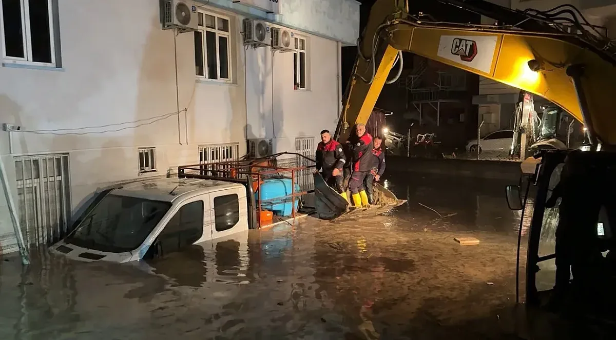 Трагедия в Турция: Порои взеха жертви и потопиха цели райони