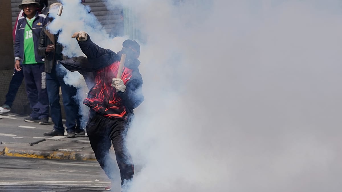 Боливия в пламъци: Икономическият колапс изведе хиляди на улиците