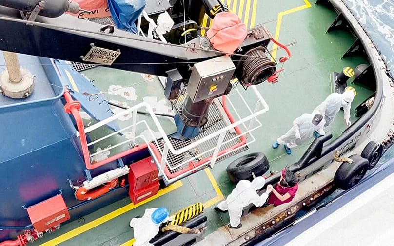 Здравни работници на борда на MV Hondius