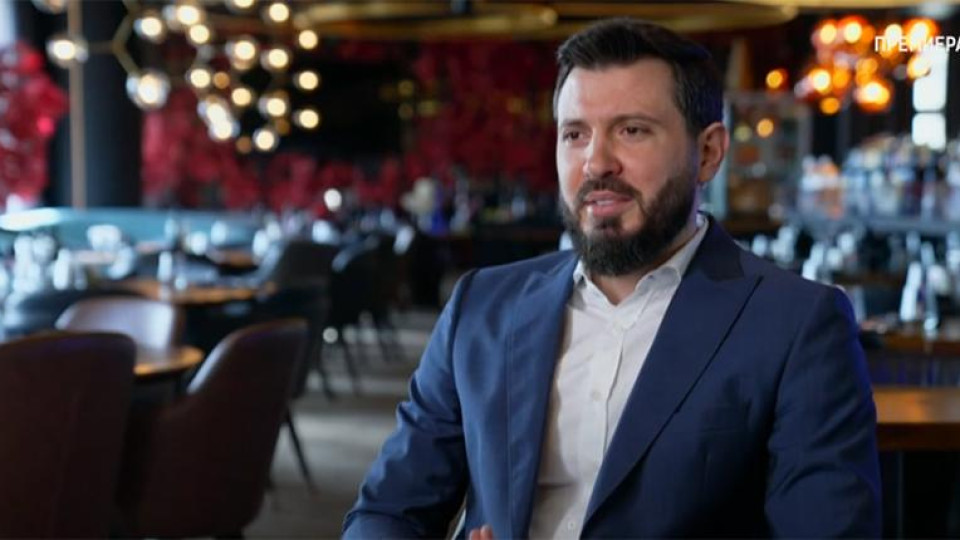 Микрофонът в ръцете на Мартин Елвиса: Нова заплаха за фолк сцената?