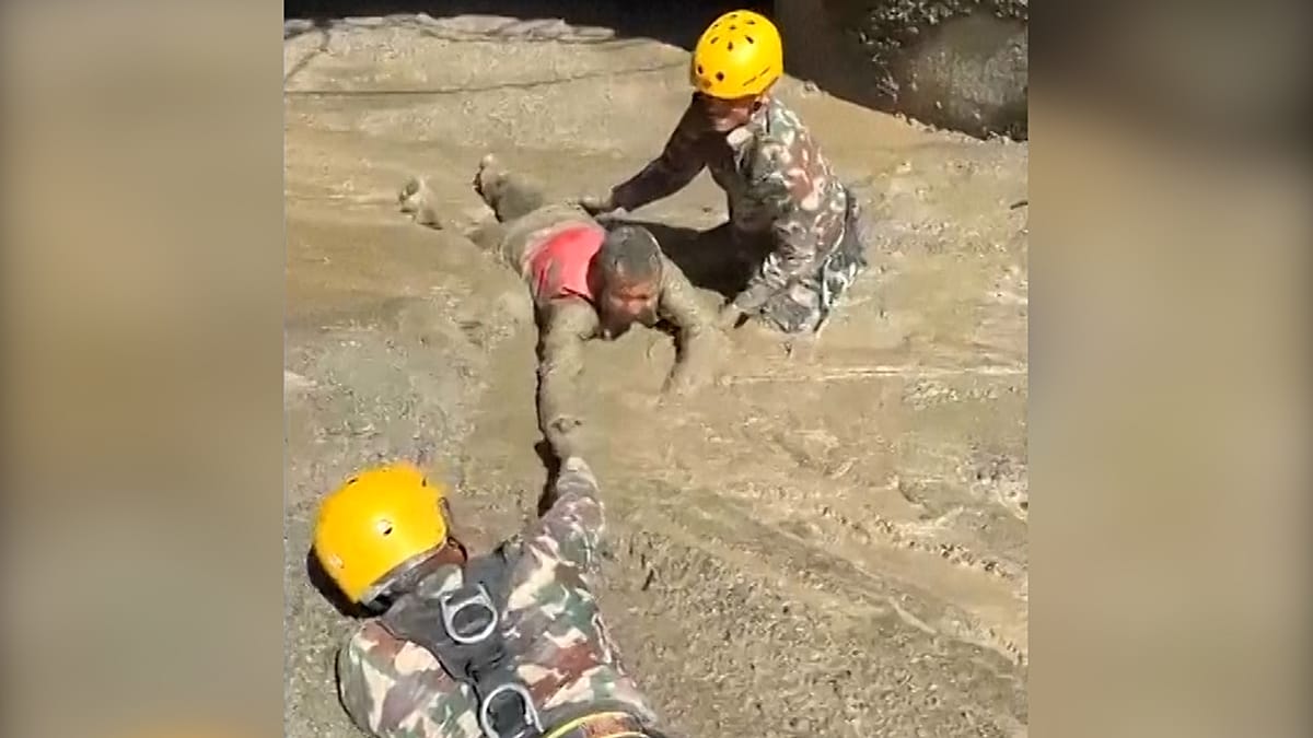 борба за живот в непал: трагедията в тунелите и свещите на другия край на света