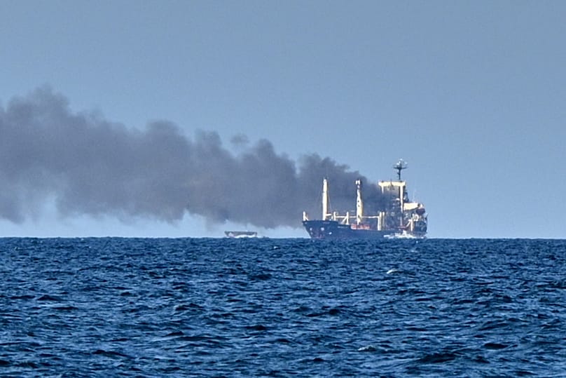 Дим се издига от зърновоз в Черно море