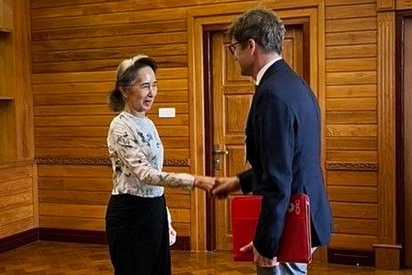 Аун Сан Су Чи и Червения кръст