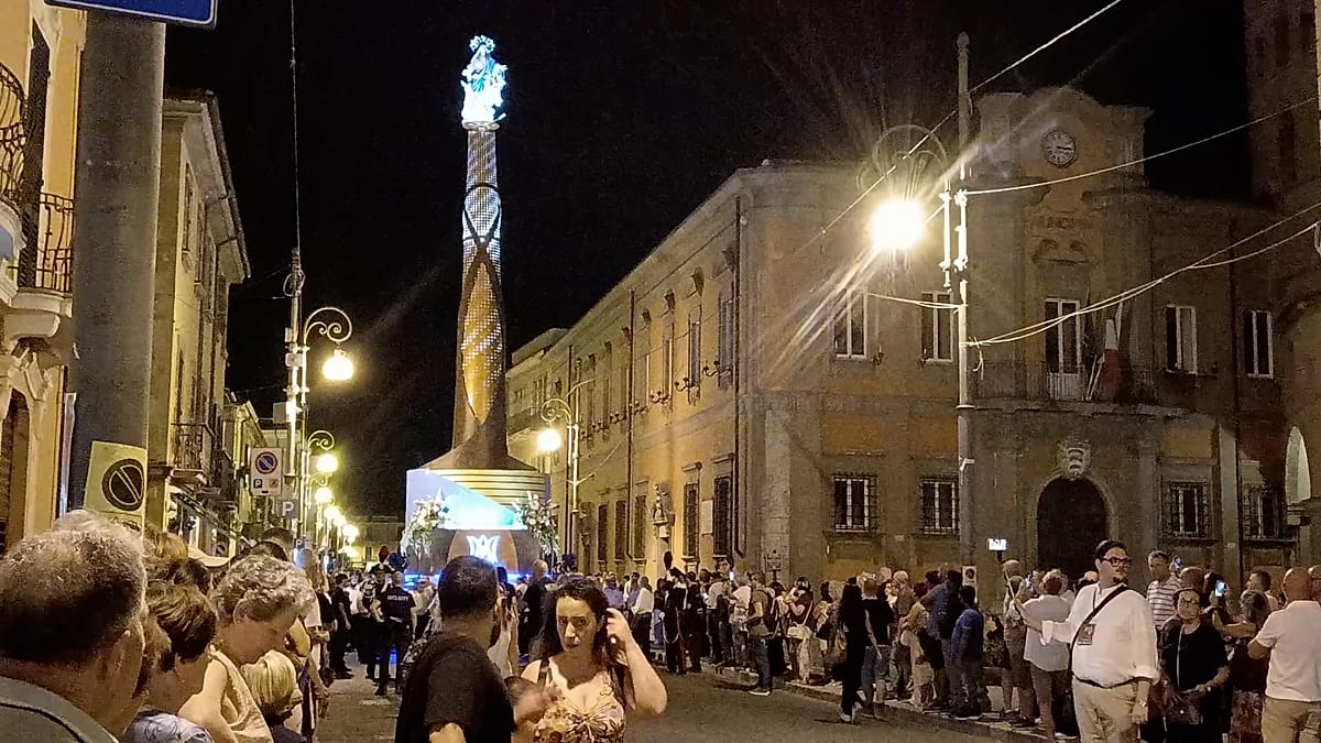 гигантска дева мария превзема улиците на италия: магията на сора