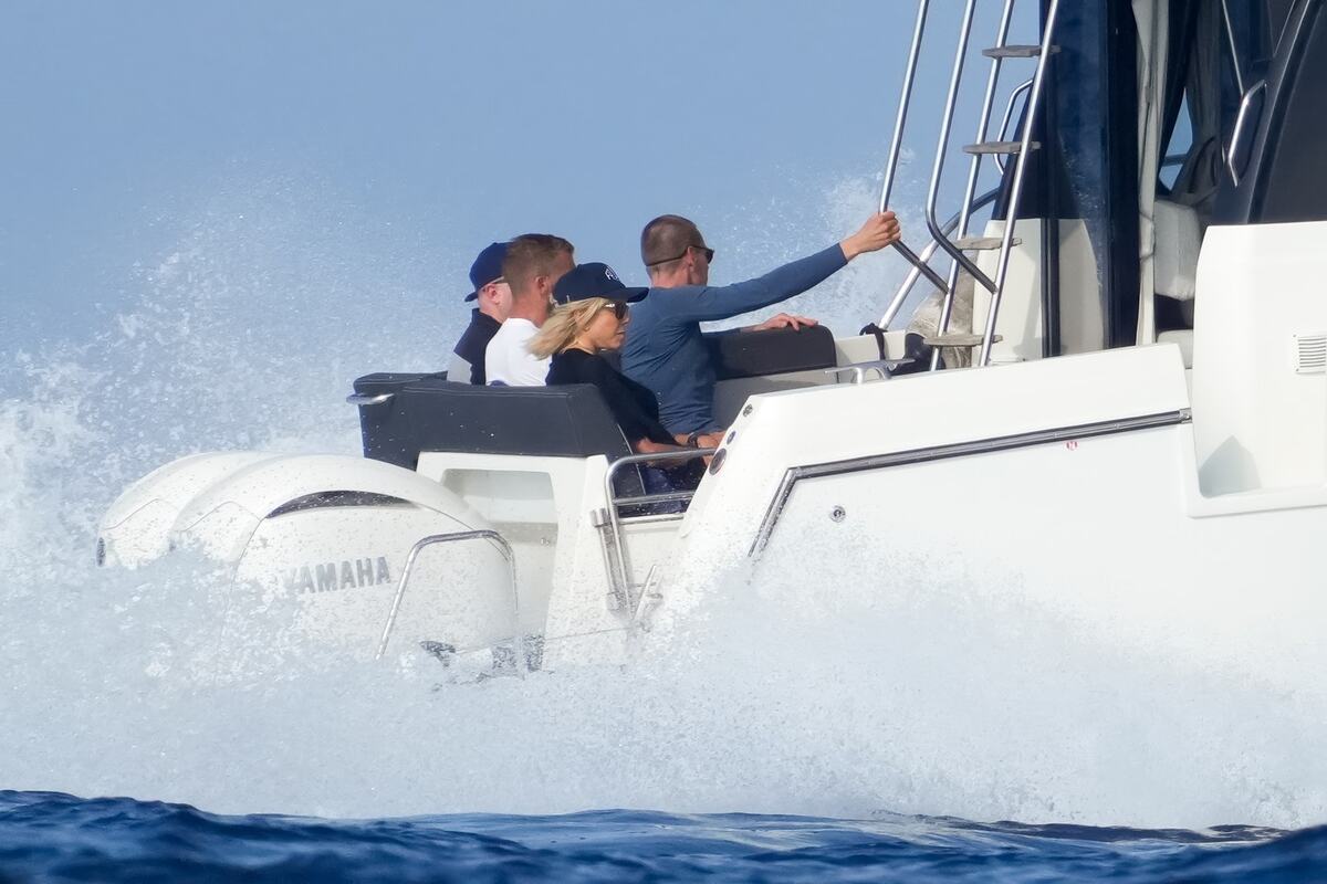 Макрон яхта