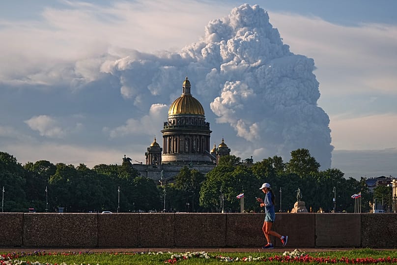 Дим над склад в Санкт Петер