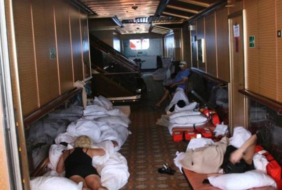 Пътници, спящи в коридорите на кораба