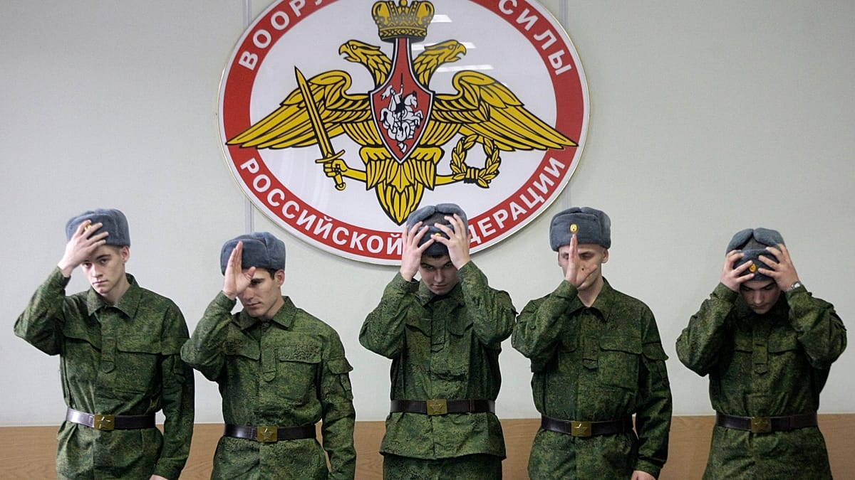 от затворници до жени: как кремъл се опитва да запълни огромните празнини на фронта