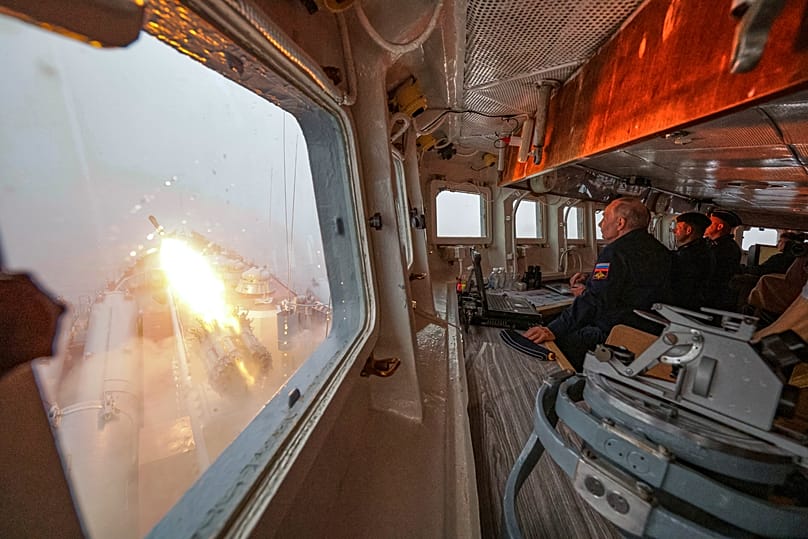 Владимир Путин по време на военни упражнения