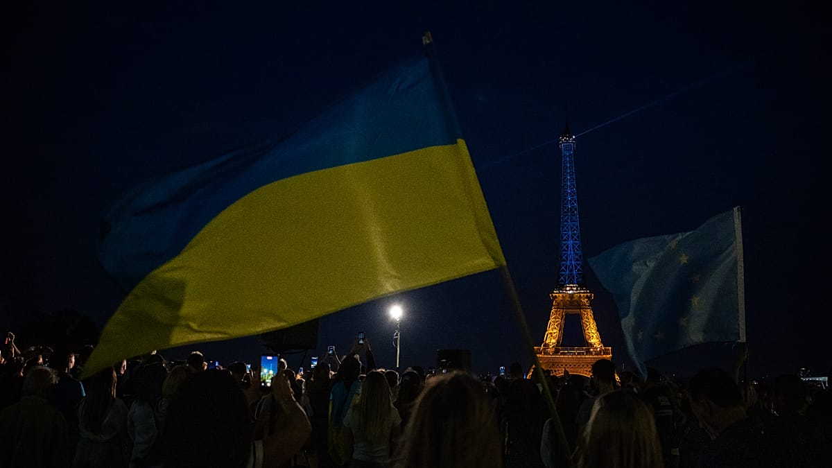 синьо и жълто над европа: лондон и париж празнуват независимостта на украйна