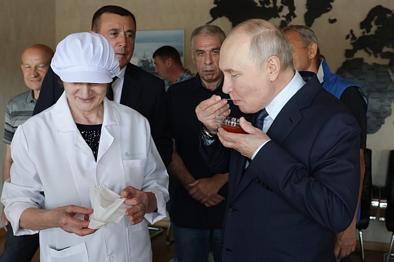 Владимир Путин в риболовен комплекс на Итуруп