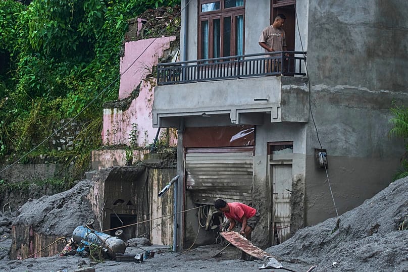 Спасителни дейности в района на бедствието