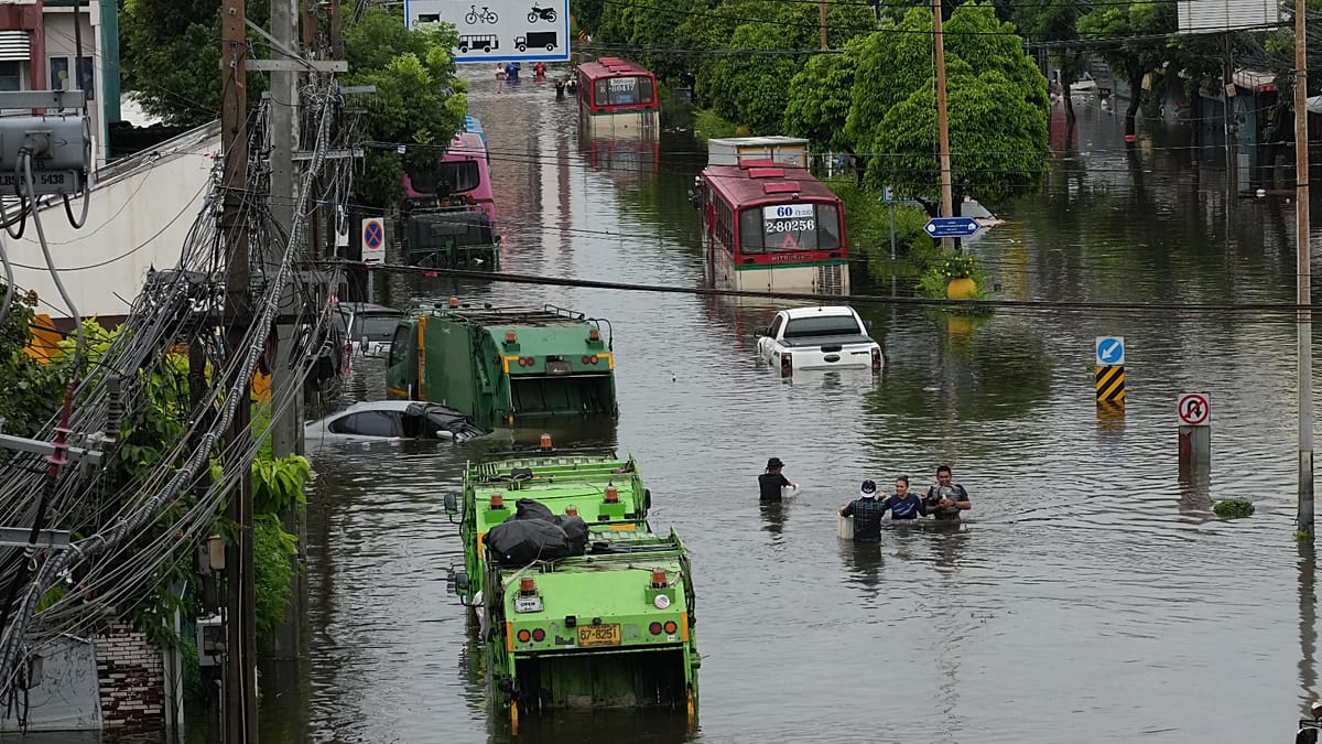 Банкок под вода: Тайландската столица се бори с исторически наводнения