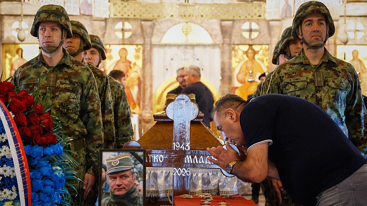 белград се раздели с ратко младич: между националното преклонение и гнева на брюксел