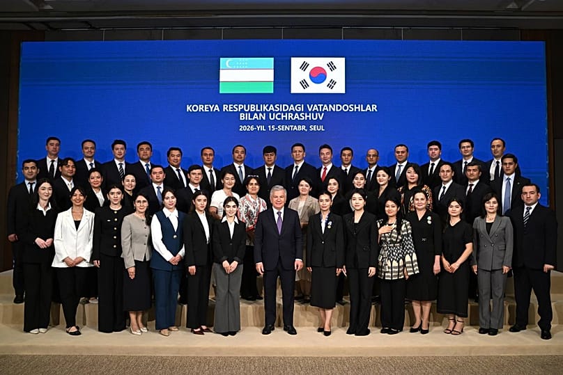 Uzbek President Shavkat Mirziyoyev meets members of the Uzbek community in South Korea