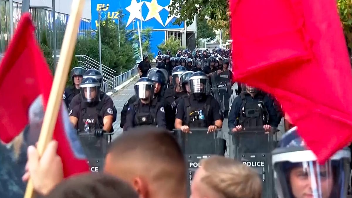 сблъсъци в прищина: осъдителната присъда срещу хашим тачи разпали гнева на протестиращи