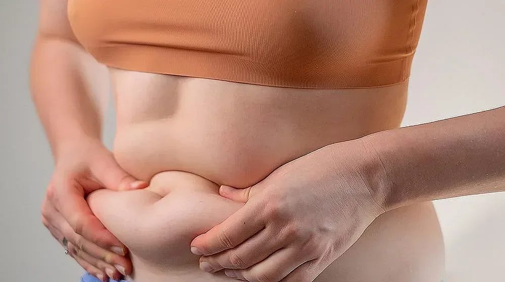 Защо талията изчезва с възрастта? Скритите сигнали на тялото
