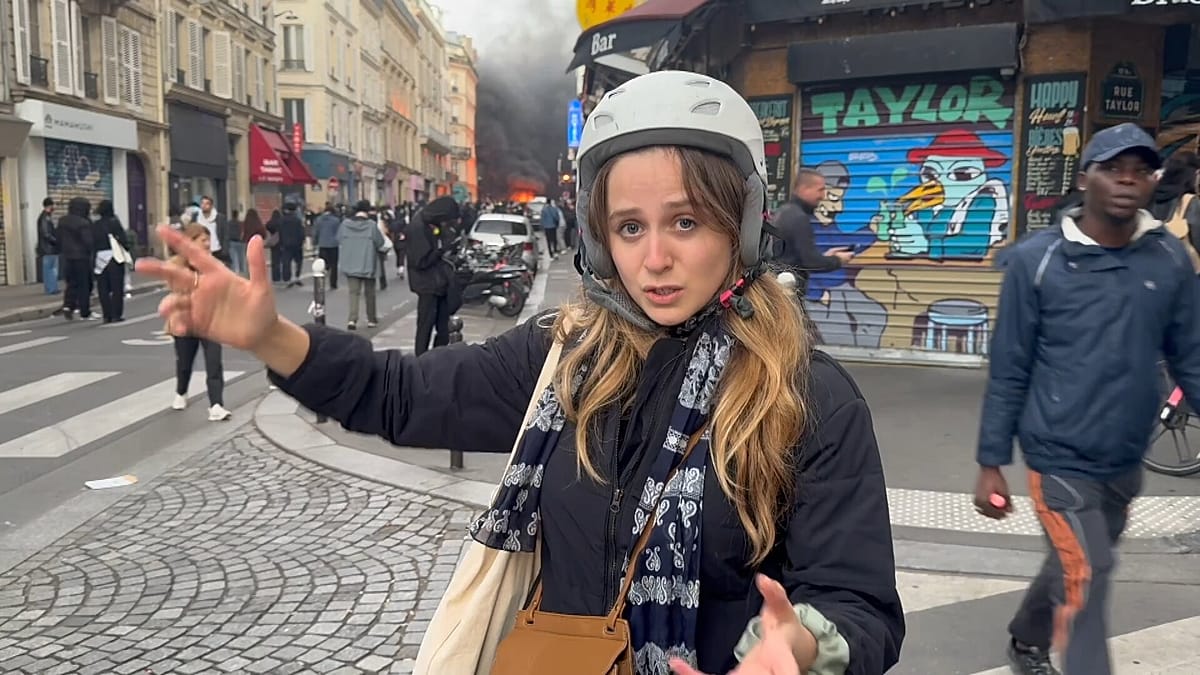 анархия в париж: маскирани грабители нападнаха екип на euronews по време на протестите