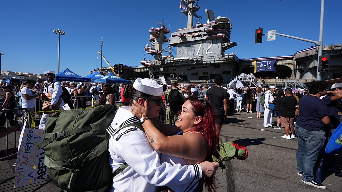 Емоционално завръщане: Екипажът на USS Abraham Lincoln се прибра у дома след рекордна мисия
