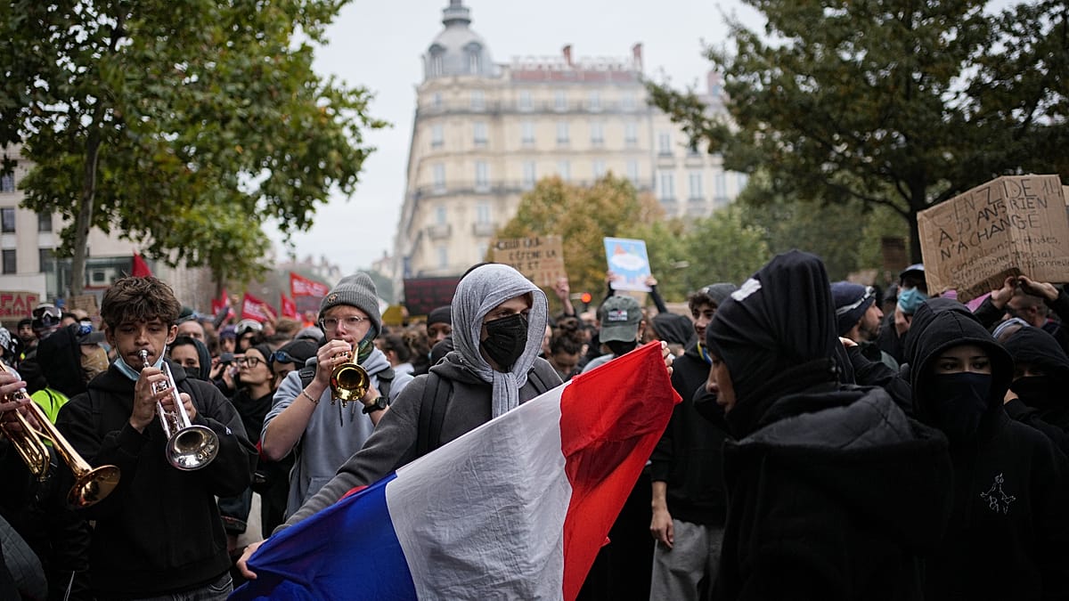 Хаос в Марсилия: Протестиращи щурмуват кметството и влизат в сблъсъци с полицията