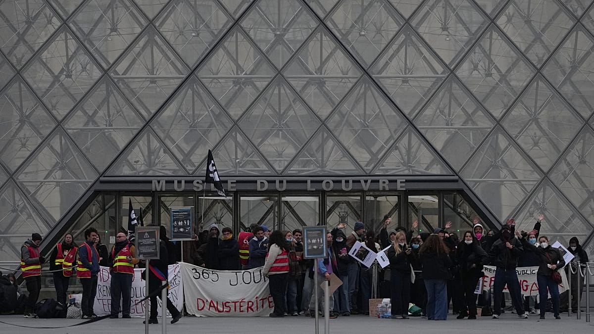 Хаос в сърцето на Париж: Лувъра стана арена на социален протест