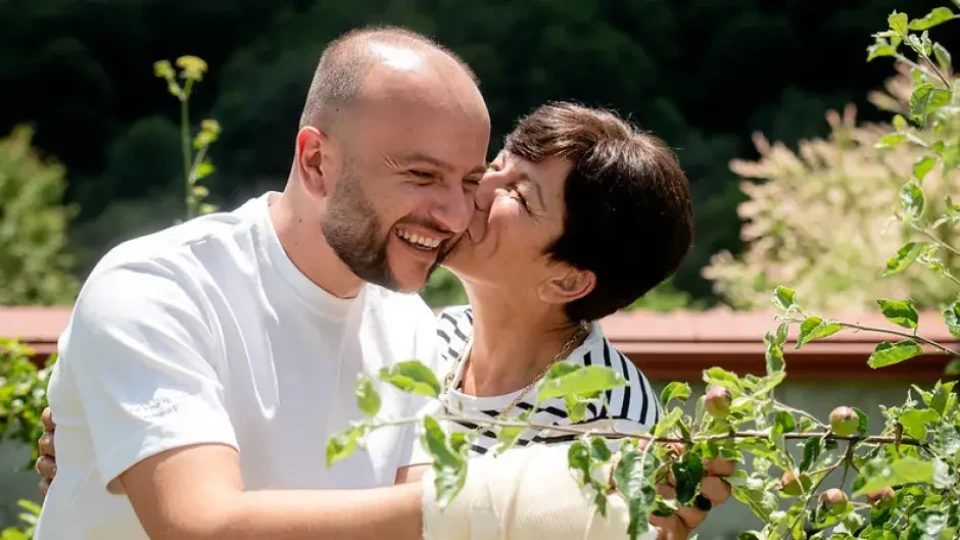 любов или травма? трагичната история зад странната връзка на мартин и майка му от „фермата“