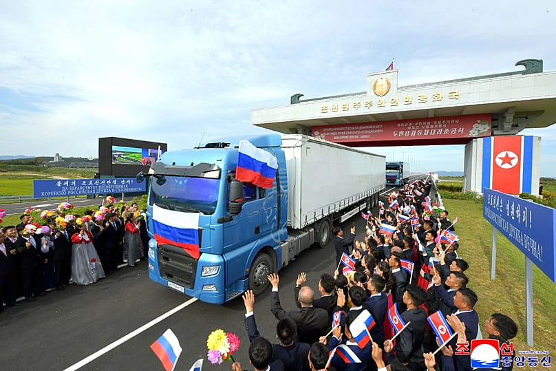 Руски камион пресича границата със Северна Корея