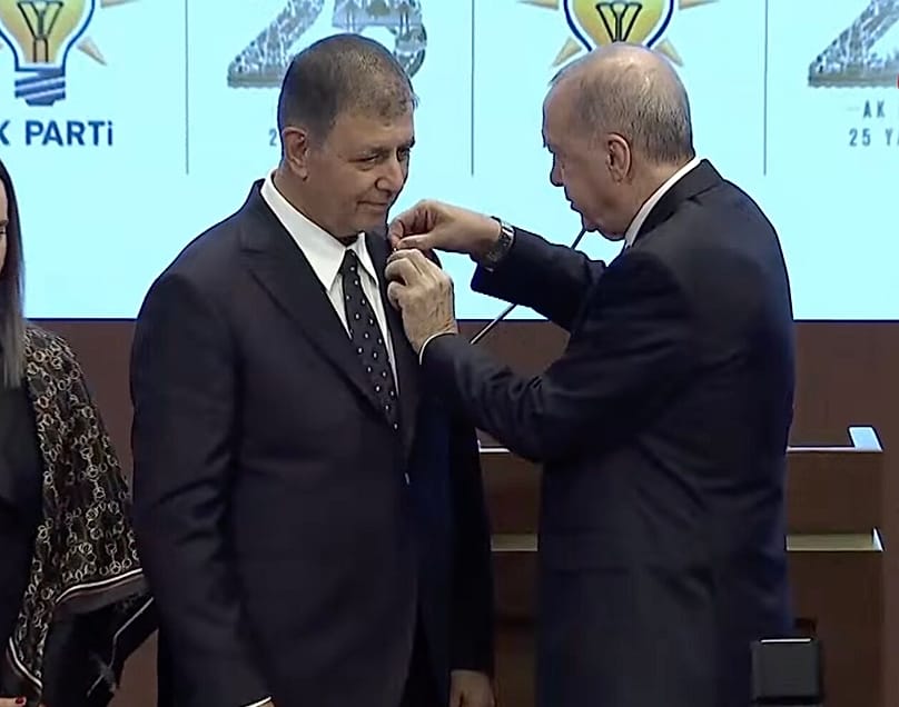 Президентът Ердoган поставя партийната значка на кмета на Измир Джемил Тугай