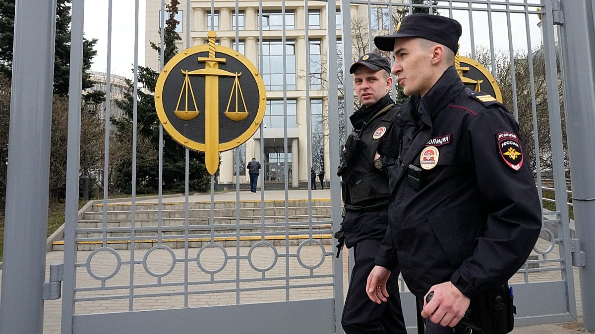 Русия ограничава гласа на народа в съда: Нова реформа поставя съдиите над заседателите