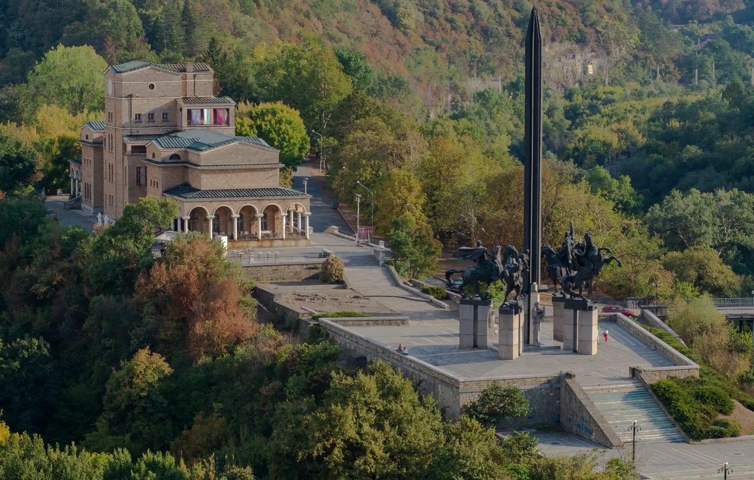 с камък и памет: десетте монумента, които пазят хрониката на българия