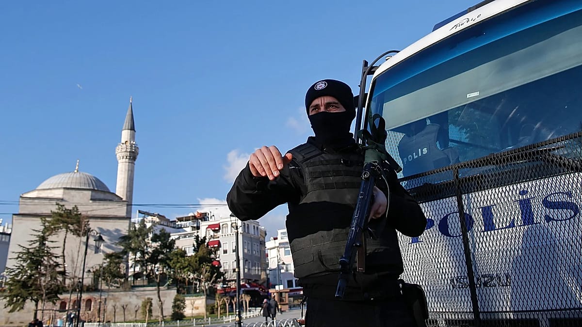 Шок в Турция: 15-годишно момиче напада училище в Истанбул