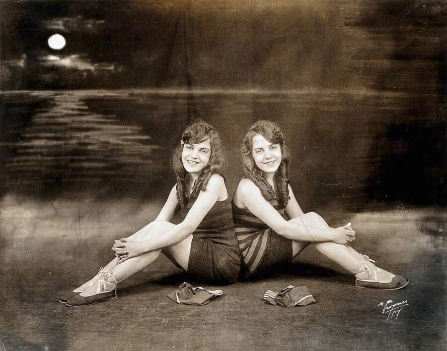 Violet And Daisy Hilton