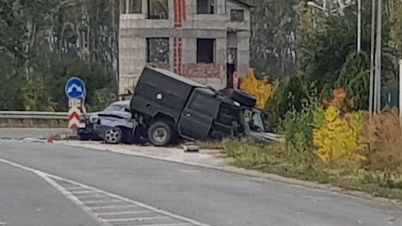 тежък инцидент край пловдив: военен джип помете коли, има пострадали