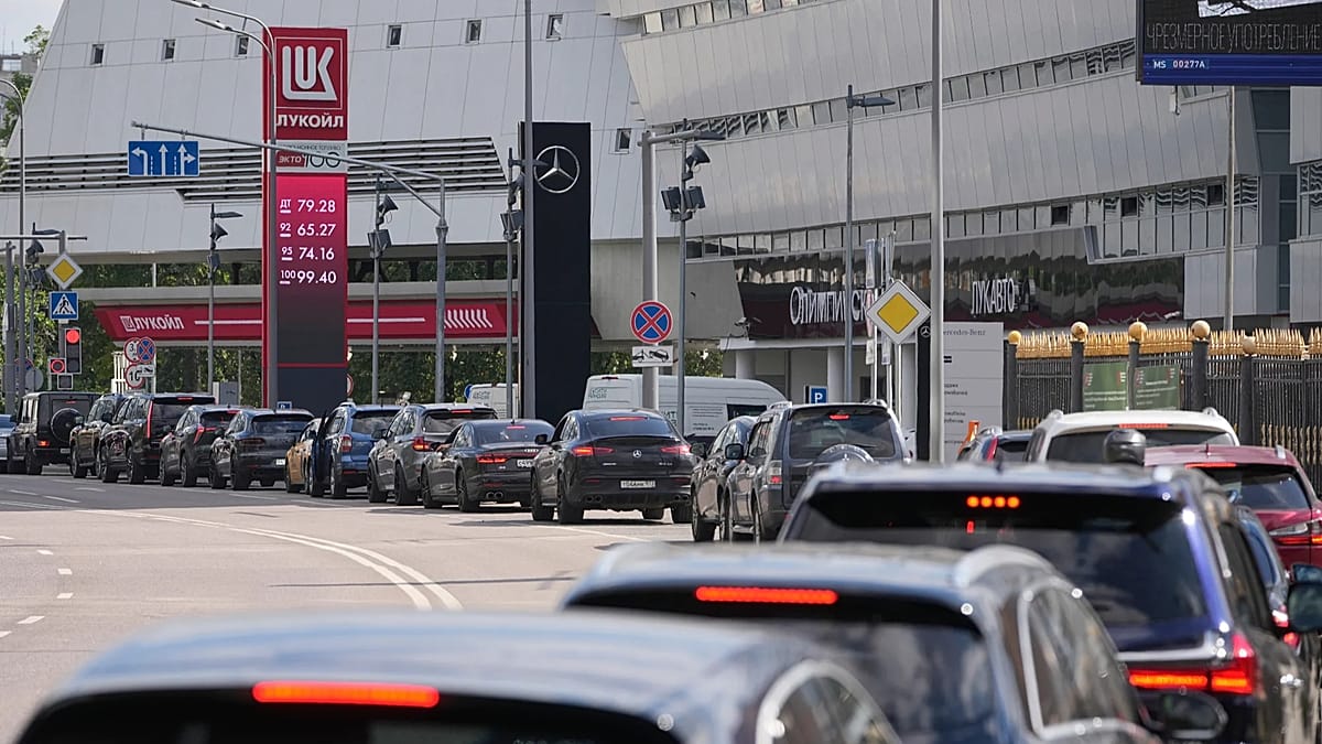 Вашингтон удължава лиценза на петролния гигант „Лукойл“ до 2027 година